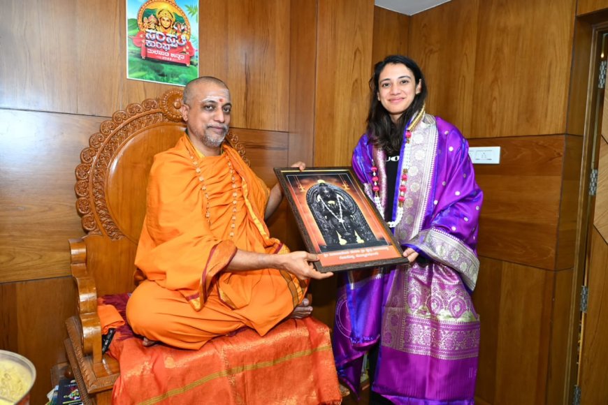 ಶ್ರೀಕ್ಷೇತ್ರ ಬಂಗಾರಮಕ್ಕಿಗೆ ಕ್ರಿಕೆಟರ್ ಸ್ಮೃತಿ ಮಂಧಾನ ಭೇಟಿ: ವೀರಾಂಜನೇಯ ಸ್ವಾಮಿಯ ದರ್ಶನ - ಮಾರುತಿ ಗುರೂಜಿಯವರ ಆಶೀರ್ವಾದ ಪಡೆದ ಸ್ಮೃತಿ