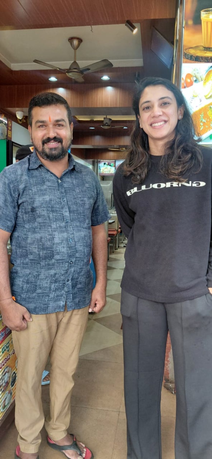 ಯಲ್ಲಾಪುರದ ಹೋಟೆಲ್‌ನಲ್ಲಿ ಸ್ಮೃತಿ ಮಂದಾನ ಉಪಹಾರ ಸವಿದ ಕ್ಷಣ; ರುಚಿಗೆ ಮನಸೋತು ಪಾರ್ಸಲ್‌ ಕೂಡ ತೆಗೆದುಕೊಂಡು ಹೋದ ಕ್ರಿಕೆಟ್ ತಾರೆ!